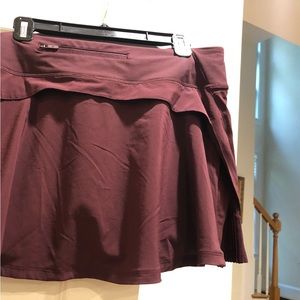 Lululemon  unique skirt size 12 lightweight   built in shorts  has back zipper
